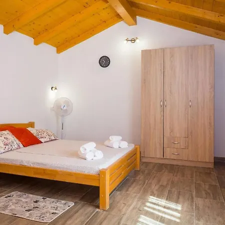 Casa de Férias 4 Schlafzimmer, 3 Badezimmer, Wohnzimmer, Voll Ausgestattete Kueche, Privater Pool, Sommerkueche, Grill, Garten Pula