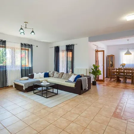 Casa de Férias 4 Schlafzimmer, 3 Badezimmer, Wohnzimmer, Voll Ausgestattete Kueche, Privater Pool, Sommerkueche, Grill, Garten *