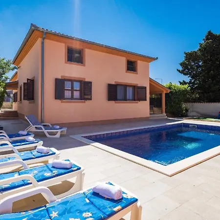 Holiday home 4 Schlafzimmer, 3 Badezimmer, Wohnzimmer, Voll Ausgestattete Kueche, Privater Pool, Sommerkueche, Grill, Garten Pula