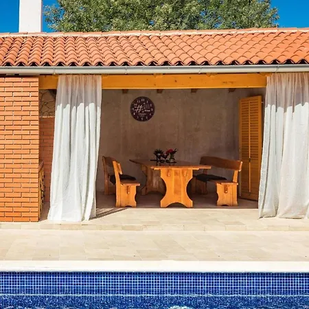4 Schlafzimmer, 3 Badezimmer, Wohnzimmer, Voll Ausgestattete Kueche, Privater Pool, Sommerkueche, Grill, Garten *